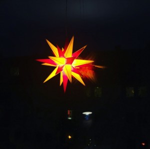 Leuchtender Sternin gelb-roter Farbe